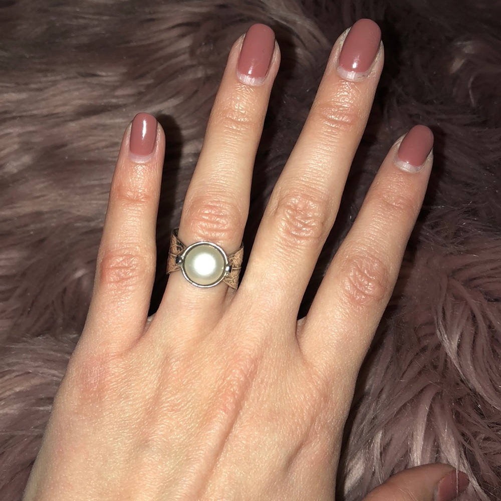 Silpada pearl ring with leaf detail
